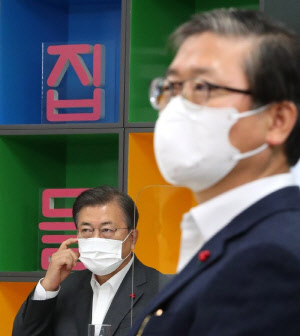 문재인(사진) 대통령과 변창흠 국토부장관 내정자가 11일 경기 화성시 LH 임대주택 100만호 기념단지인 동탄 공공임대주택에서 열린 '살고 싶은 임대주택' 보고회에 참석해 있다. <연합뉴스>